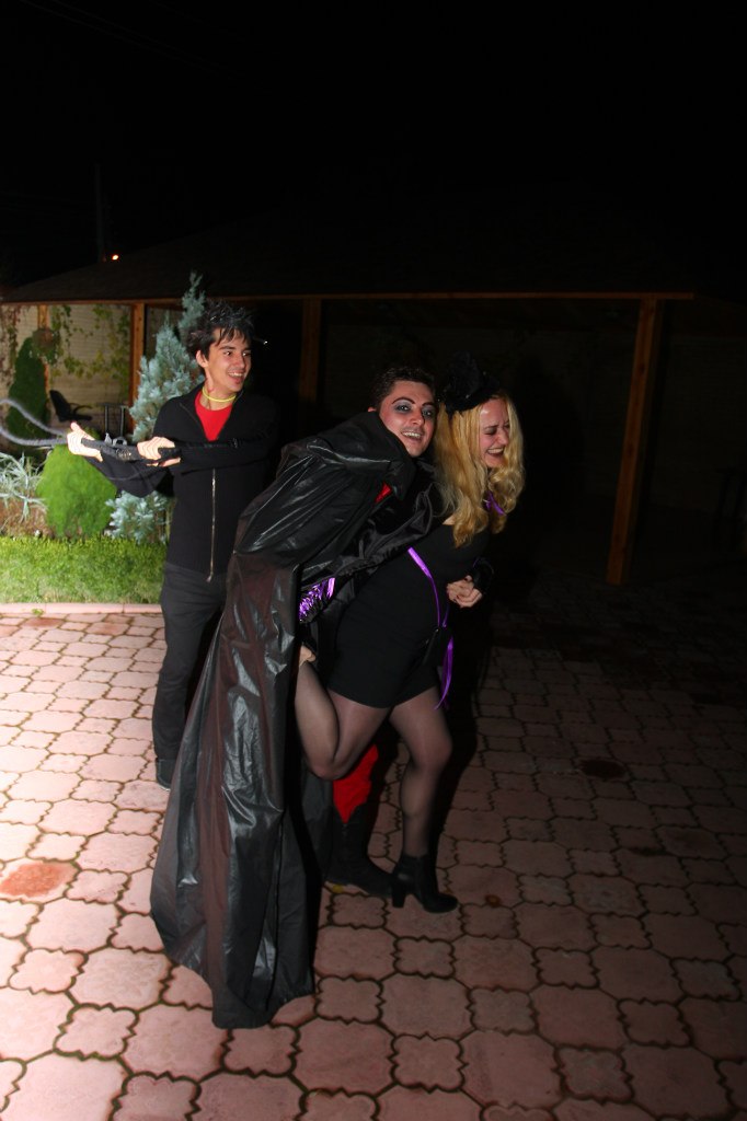 Halloween party от Салона Магии и мистики Елены Руденко. 2012 г. YWA_ga6glzA